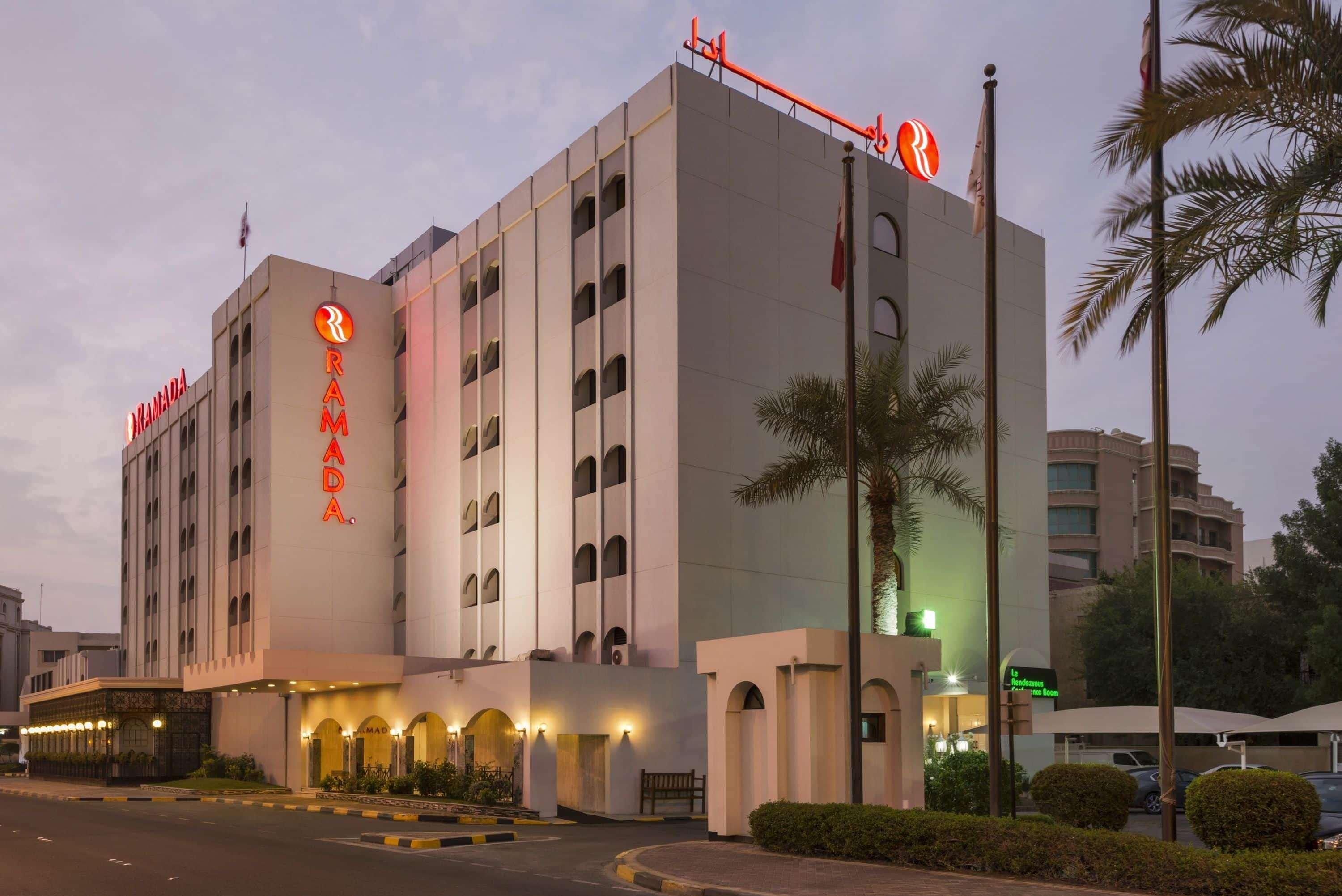 Hotel Ramada By Wyndham Bahrain Manama Exterior foto