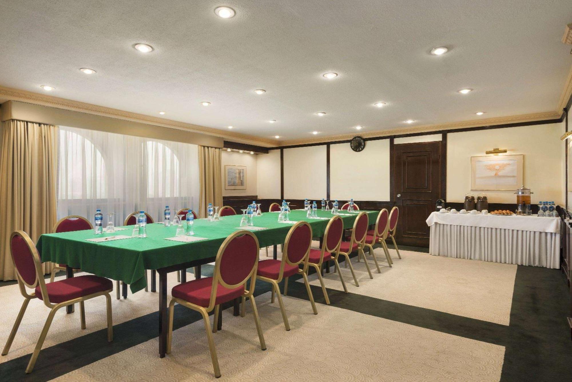 Hotel Ramada By Wyndham Bahrain Manama Exterior foto