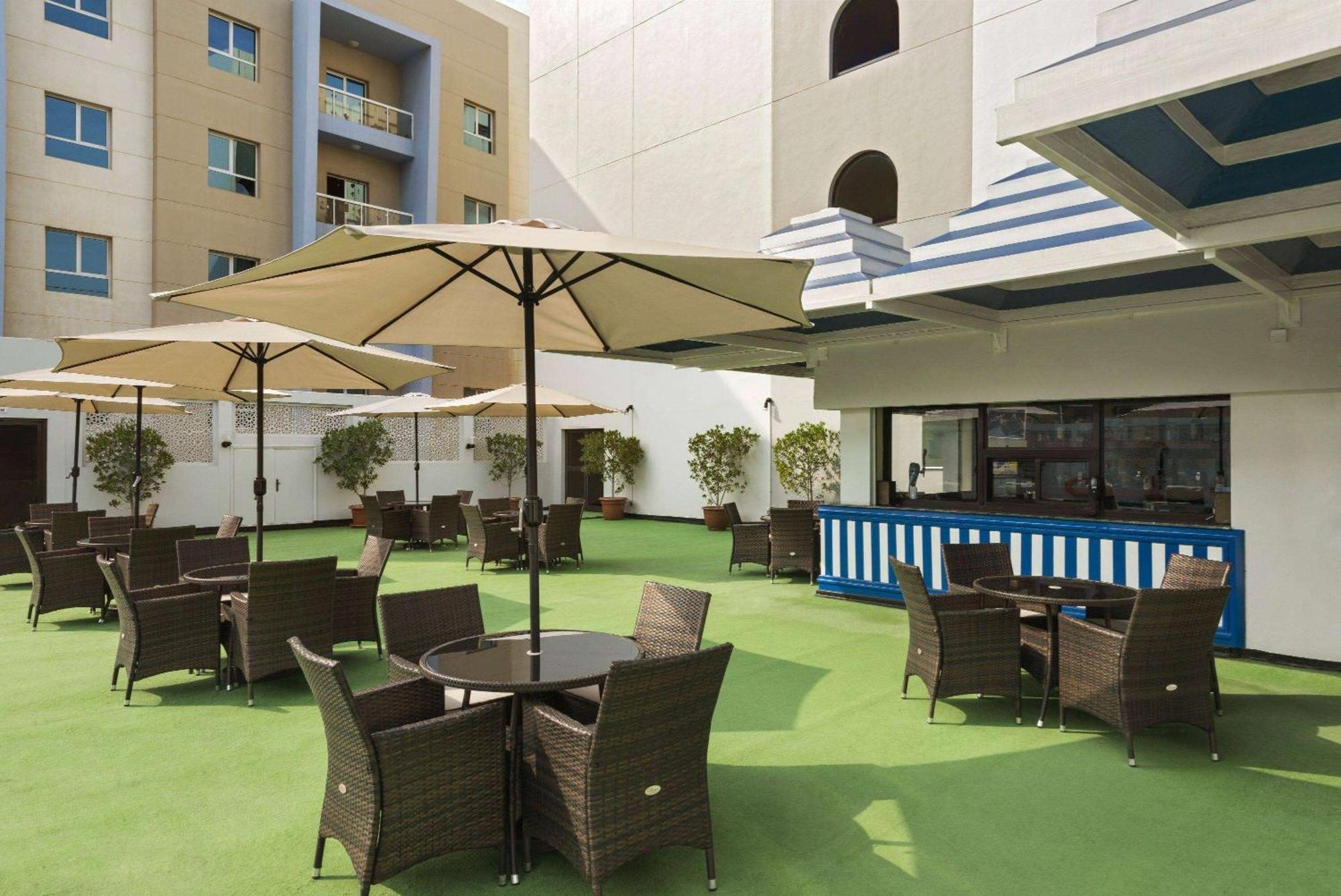 Hotel Ramada By Wyndham Bahrain Manama Exterior foto