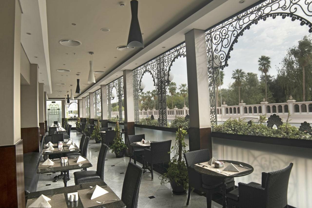 Hotel Ramada By Wyndham Bahrain Manama Exterior foto