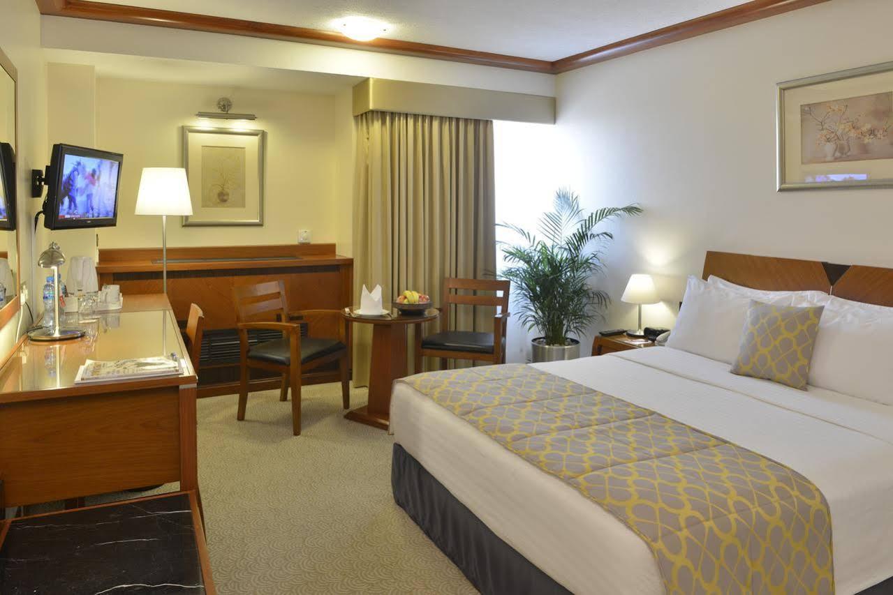 Hotel Ramada By Wyndham Bahrain Manama Exterior foto